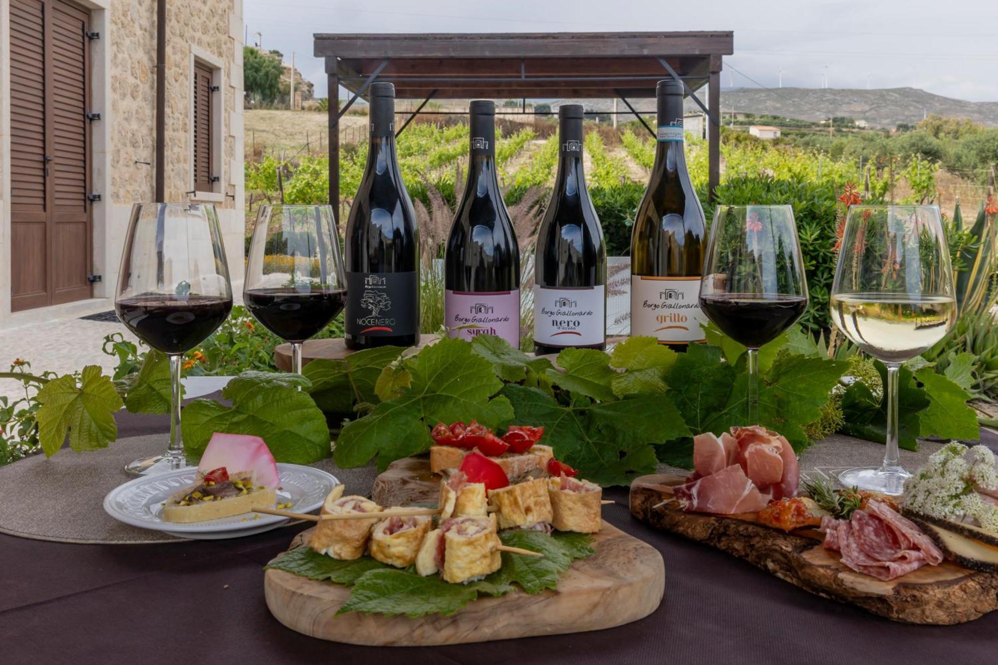 Borgo Giallonardo Wine Relais เรอัลมอนเต ภายนอก รูปภาพ